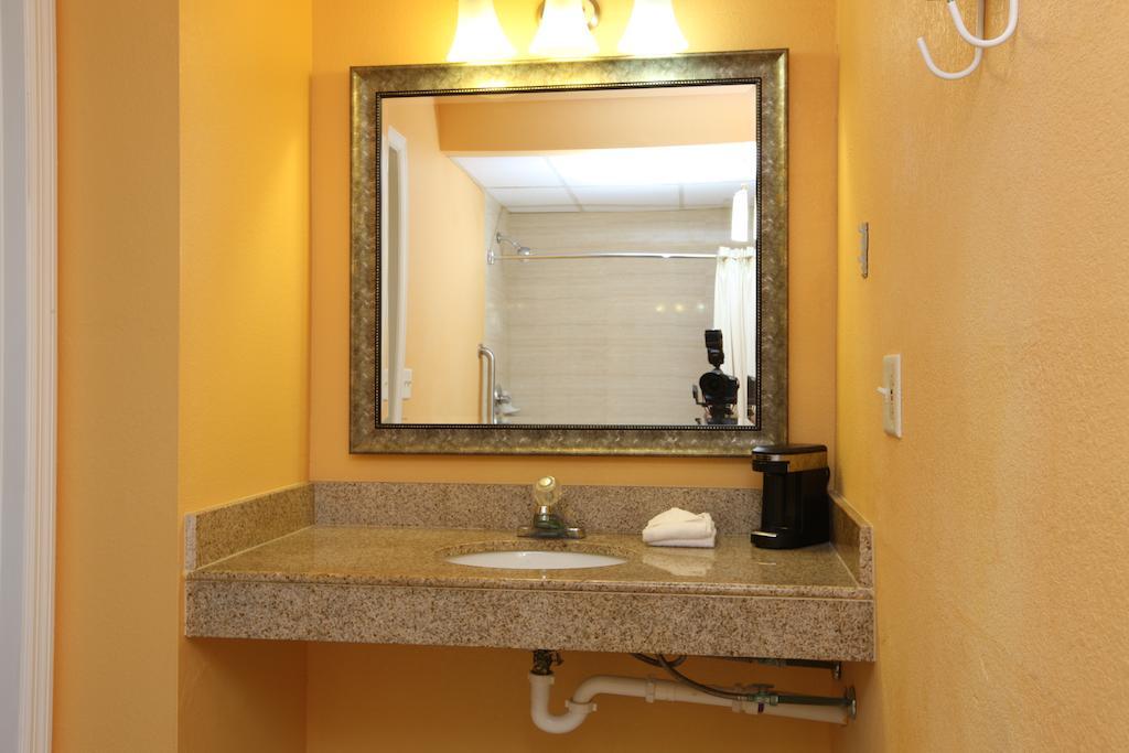 Blue Sky Inn Glens Falls-Saratoga-Lake George Стая снимка
