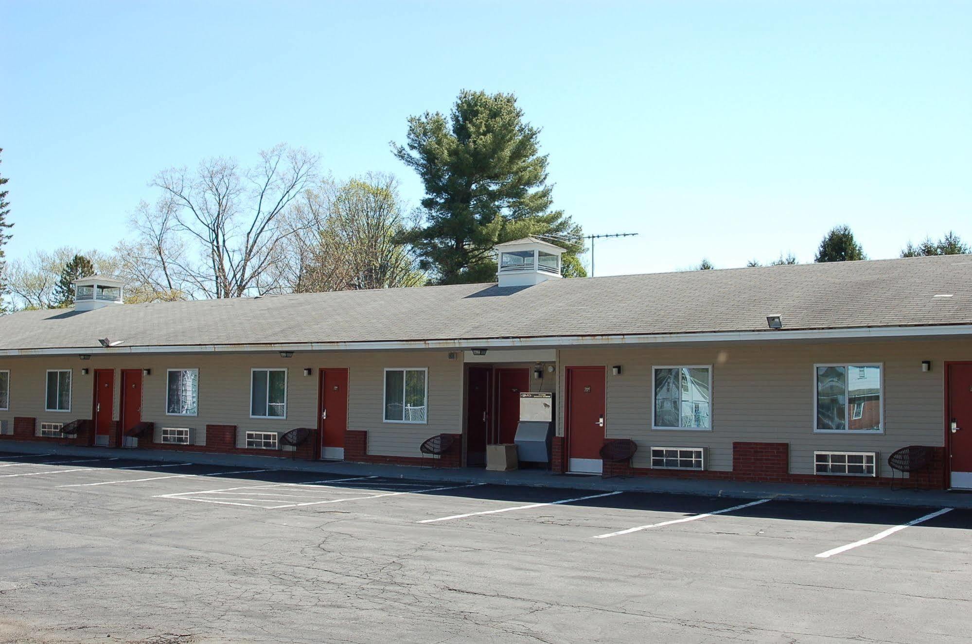 Blue Sky Inn Glens Falls-Saratoga-Lake George Екстериор снимка