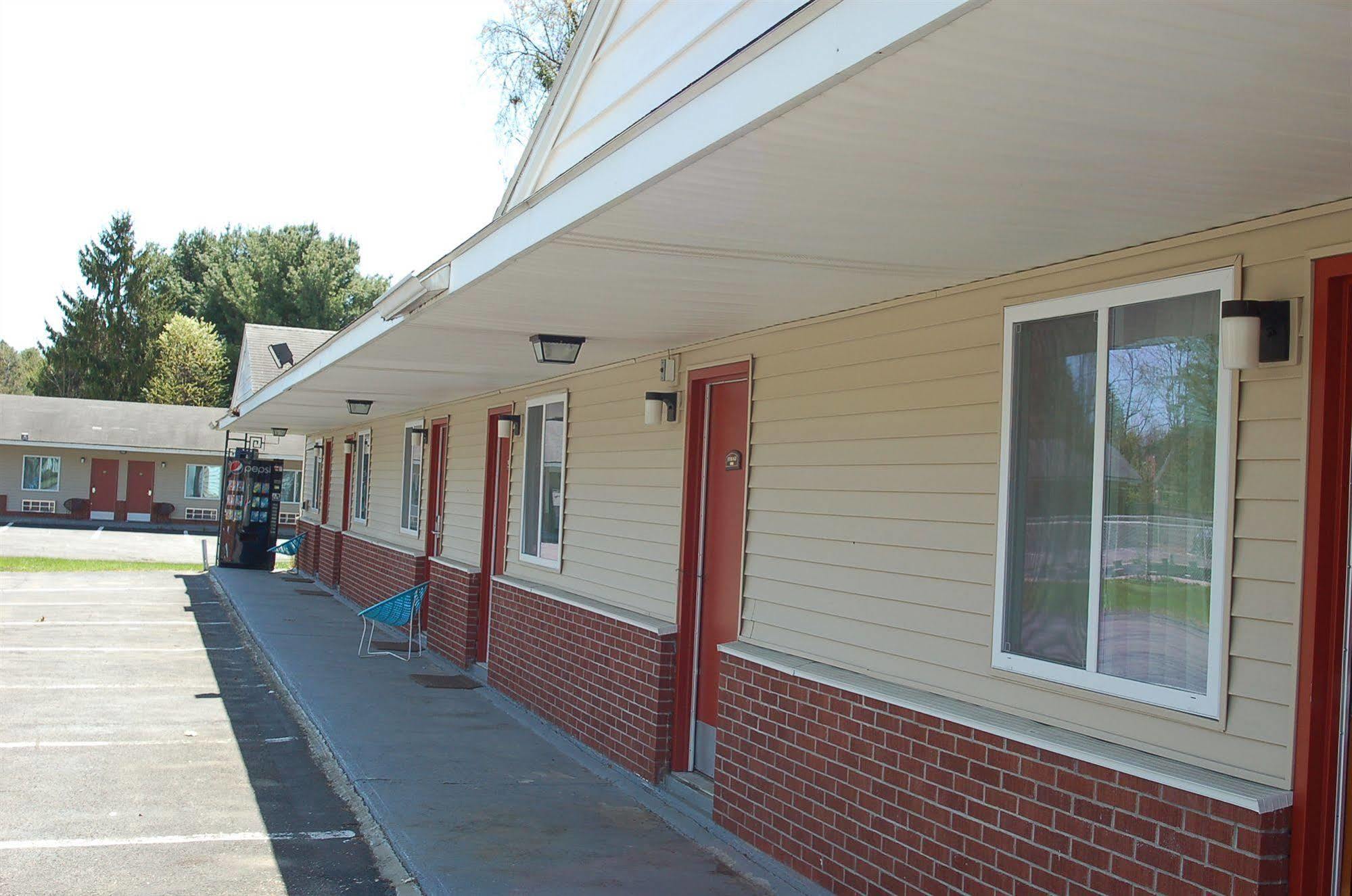 Blue Sky Inn Glens Falls-Saratoga-Lake George Екстериор снимка