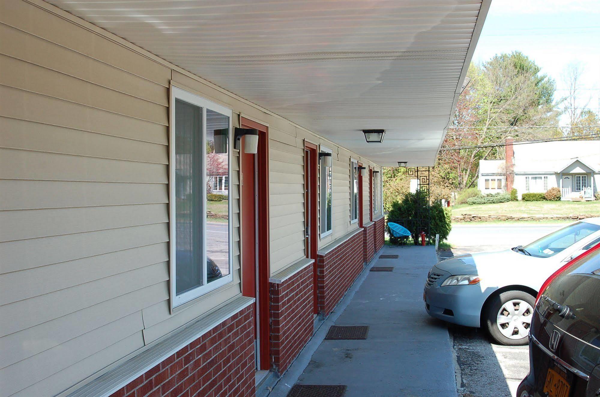 Blue Sky Inn Glens Falls-Saratoga-Lake George Екстериор снимка