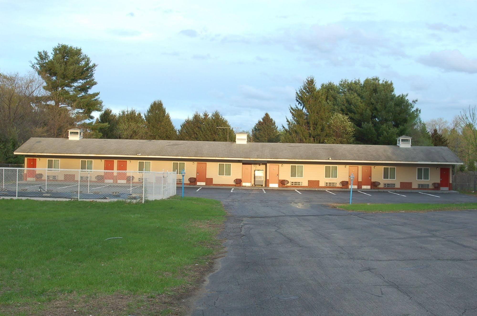 Blue Sky Inn Glens Falls-Saratoga-Lake George Екстериор снимка