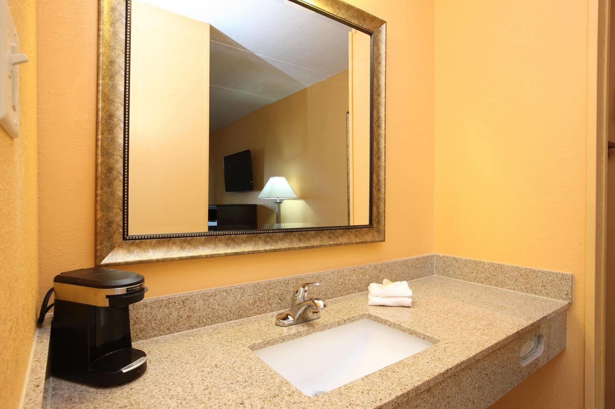 Blue Sky Inn Glens Falls-Saratoga-Lake George Екстериор снимка