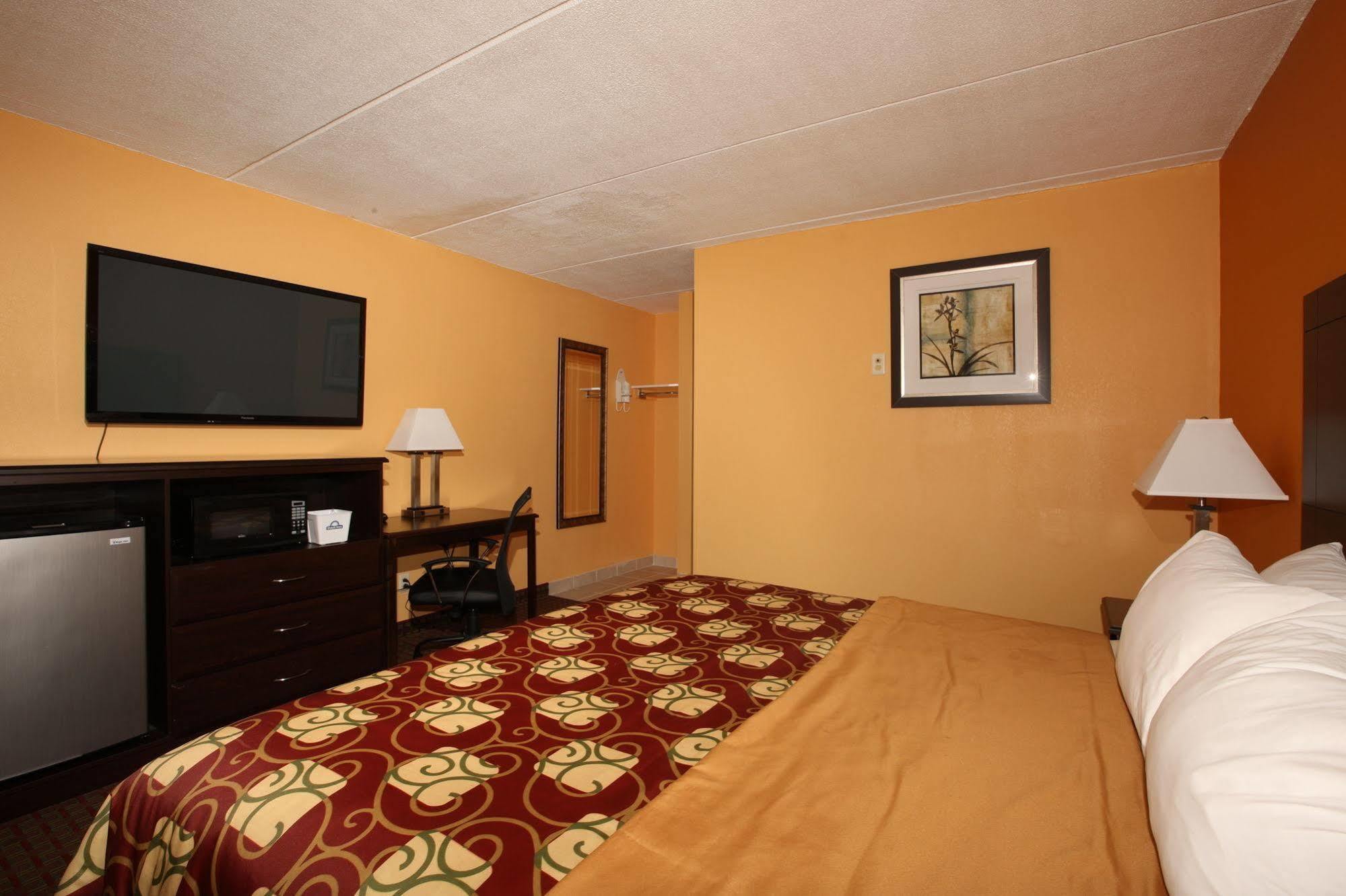 Blue Sky Inn Glens Falls-Saratoga-Lake George Екстериор снимка