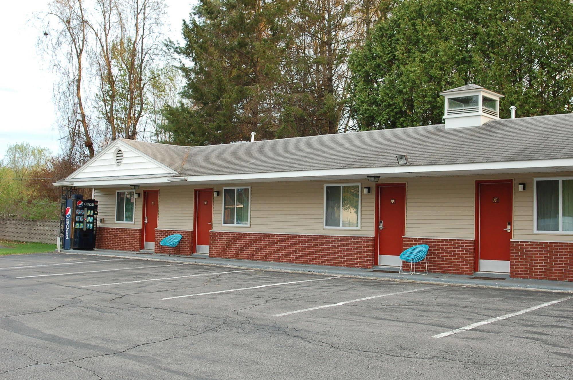Blue Sky Inn Glens Falls-Saratoga-Lake George Екстериор снимка